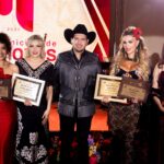 Otorga alcalde reconocimiento a invitadas a Fiestas Mexicanas